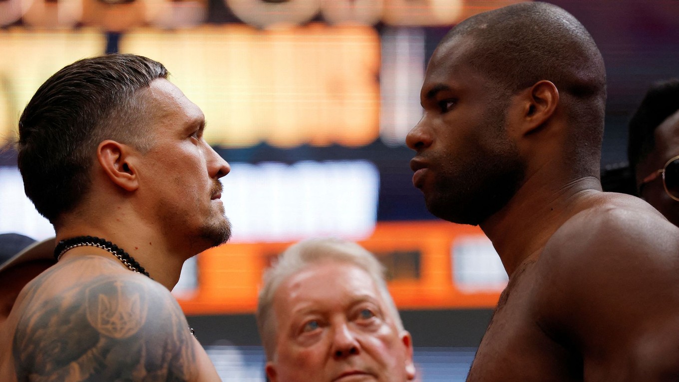 Oleksandr Usyk a Daniel Dubois počas váženia.