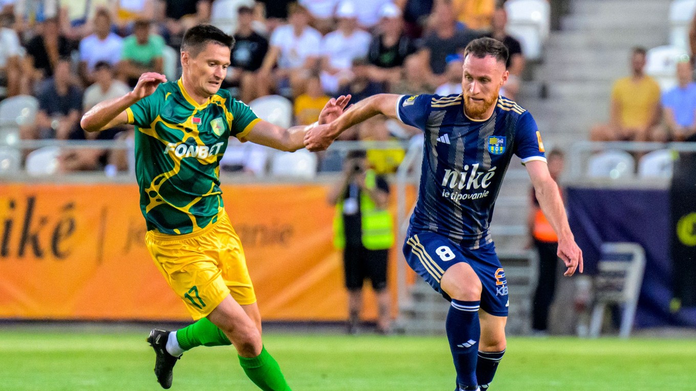 Zľava Jegor Zubovič (Neman Grodno) a Dávid Gallovič (Košice) počas prvého zápasu 2. predkola Konferenčnej ligy.