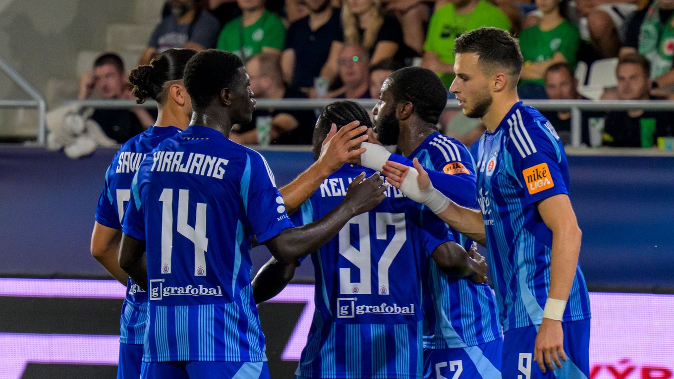 Na snímke hráči Slovana sa tešia z gólu .