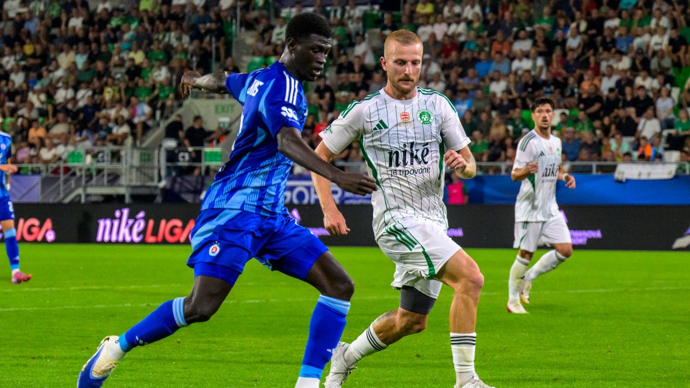 Na snímke zľava Alasana Yirajang (Slovan) a Michal Sipľak (Prešov) bojujú o loptu počas zápasu 1. kola Niké ligy vo futbale FC Tatran Prešov - ŠK Slovan Bratislava.