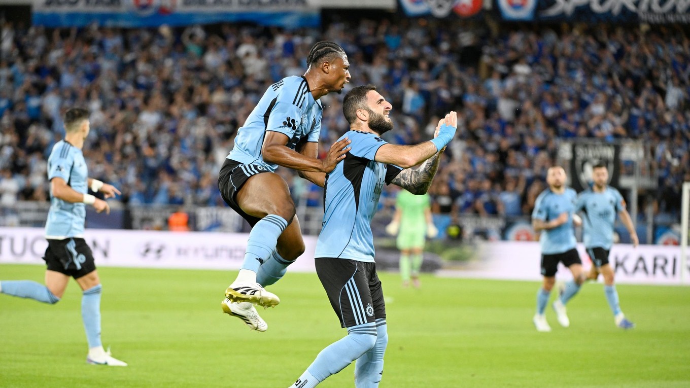 Vpravo Tigran Barseghjan a Rahim Ibrahim sa radujú po strelení gólu.