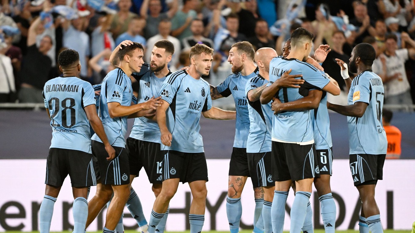 Na snímke radosť hráčov Slovana po strelení druhého gólu