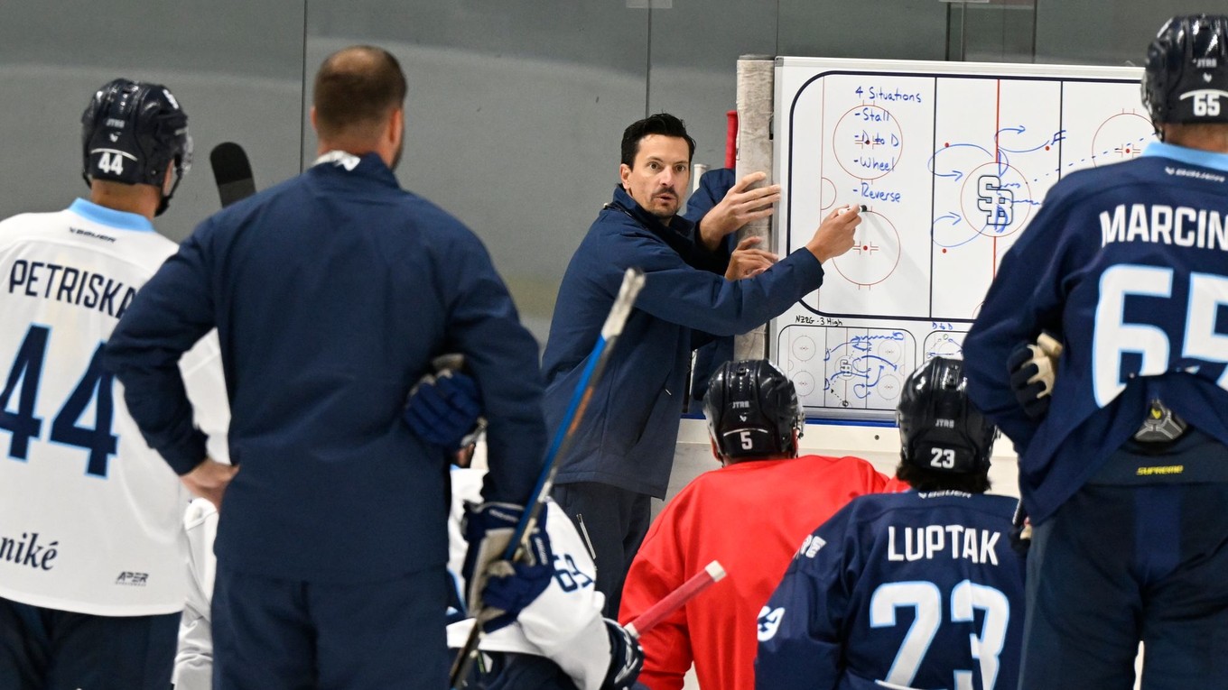 Kanadský tréner Brad Tapper počas tréningu hráčov HC Slovan Bratislava.