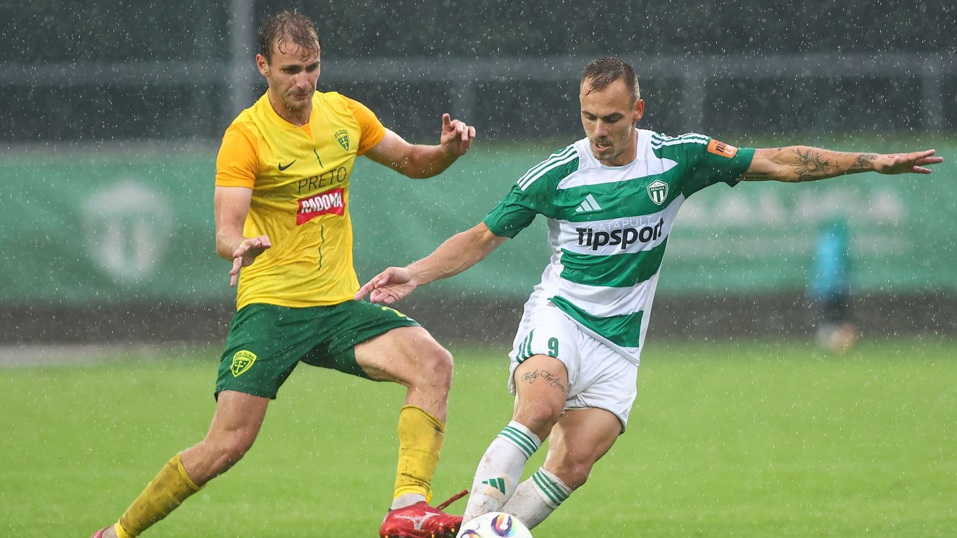 Zľava Aleksandre Narimanidze (Žilina) a Adam Morong (Skalica) 