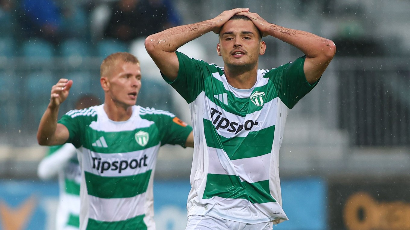 Futbalisti MFK Skalica, v popredí sa drží za hlavu Mário Šuver.