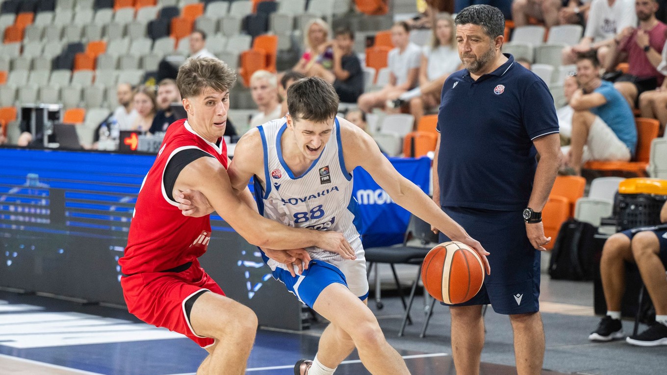 sprava tréner slovenských basketbalistov Oliver Vidin, Timotej Malovec (Slovensko) a Jakob Löhr (Rakúsko)