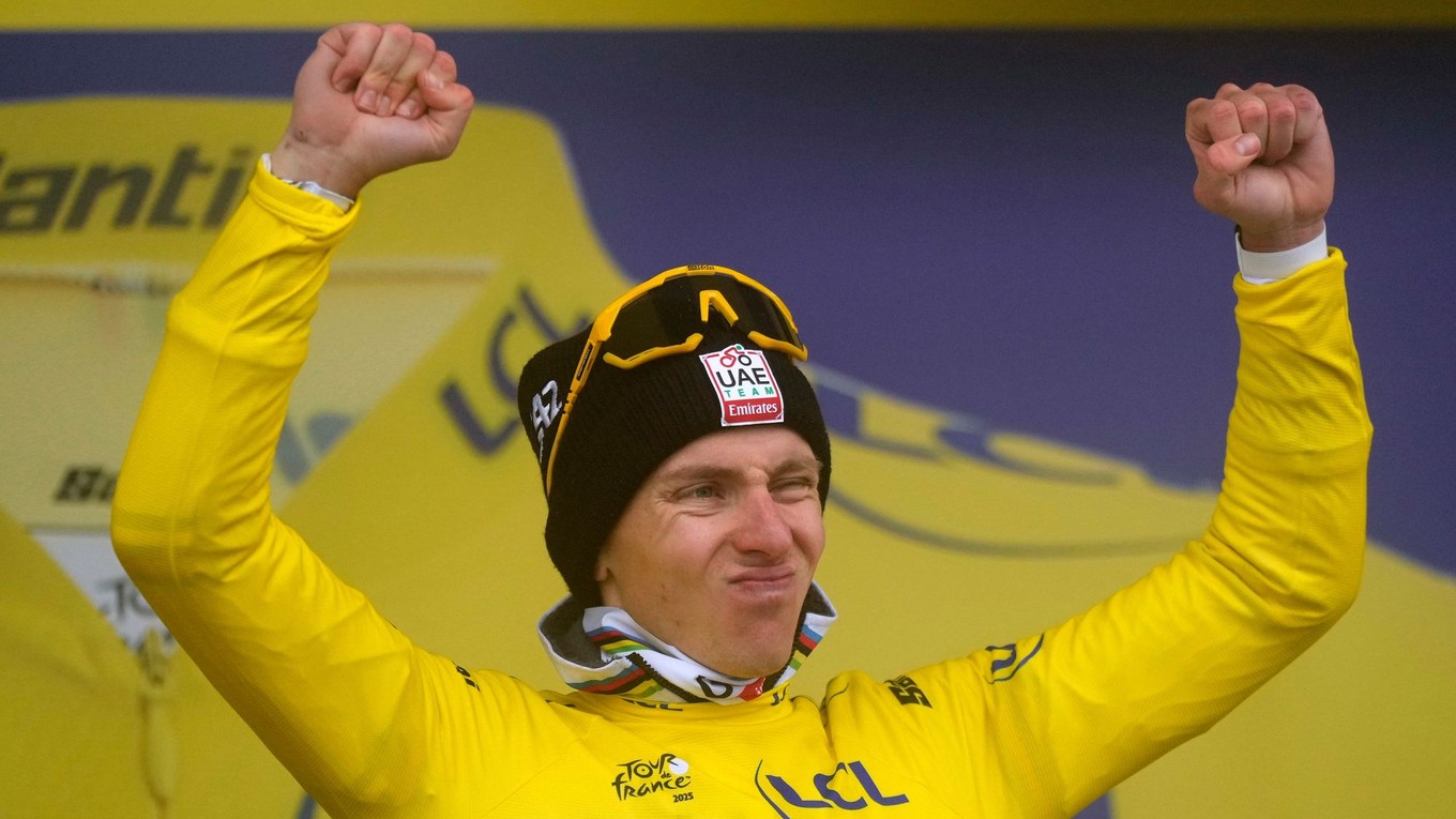 Tadej Pogačar v žltom drese po 18. etape na Tour de France 2025.