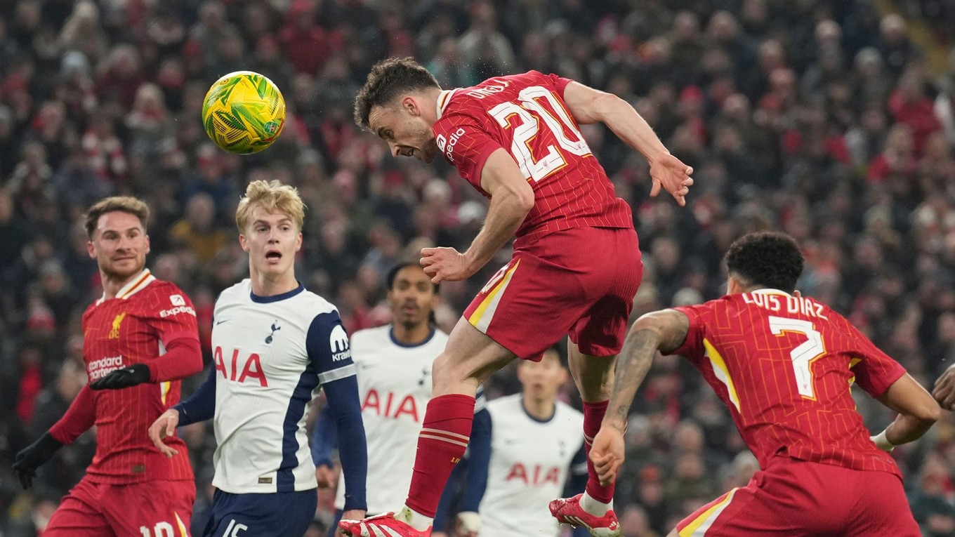 Diogo Jota s číslom 20 hlavičkuje v zápase Liverpool FC - Tottenham Hotspur v semifinále anglického Ligového pohára vo februári 2025.
