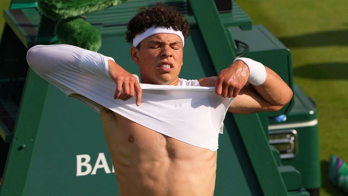 Ben Shelton v zápase 1. kola na grandslamovom turnaji Wimbledon 2025.