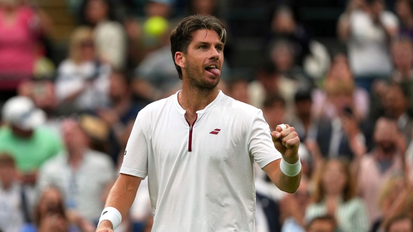 Cameron Norrie oslavuje víťazstvo v osemfinále Wimbledonu.