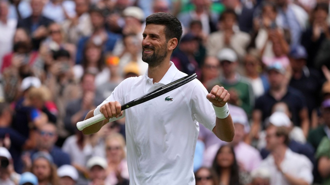 Novak Djokovič sa teší po víťazstve v osemfinále grandslamového turnaja Wimbledon 2025.