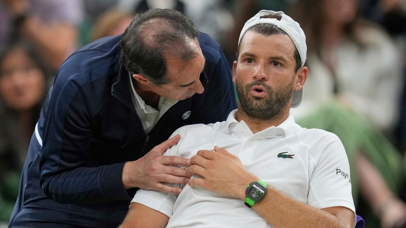 Grigor Dimitrov sa zranil v osemfinále Wimbledonu 2025.
