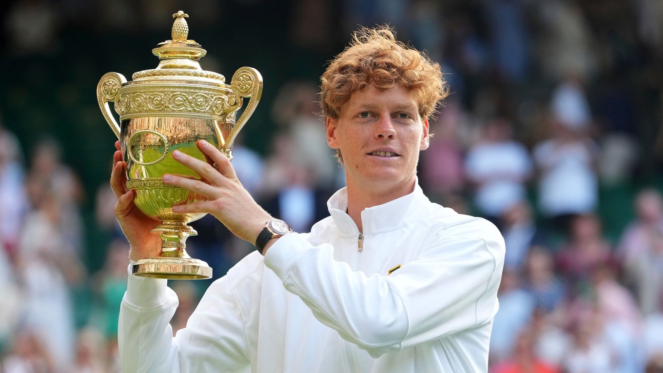 Jannik Sinner s trofejou po víťazstve vo Wimbledone 2025.