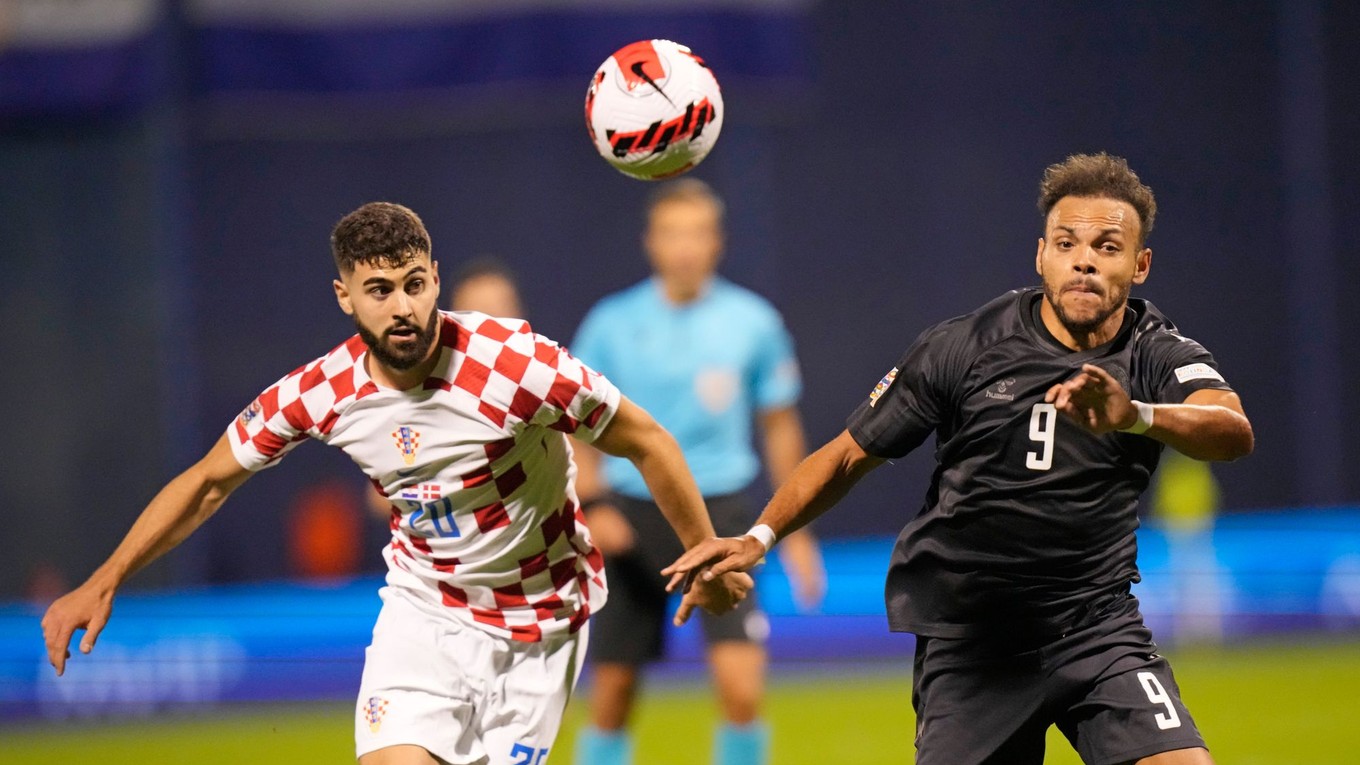 Martin Erlič (vľavo) a Martin Braithwaite v zápase Chorvátsko - Dánsko v Lige národov UEFA.