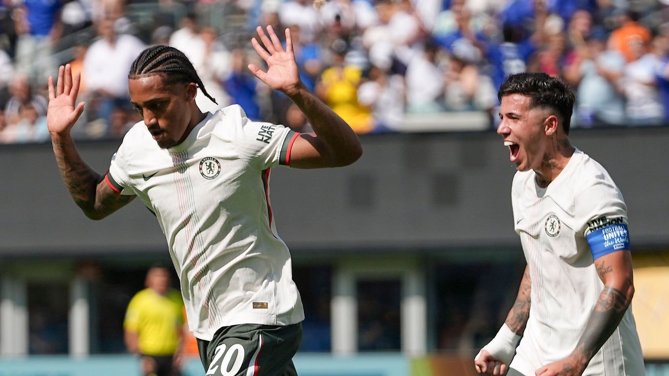 Futbalista Chelsea Joao Pedro (vľavo) a jeho gesto po góle do siete Fluminense.