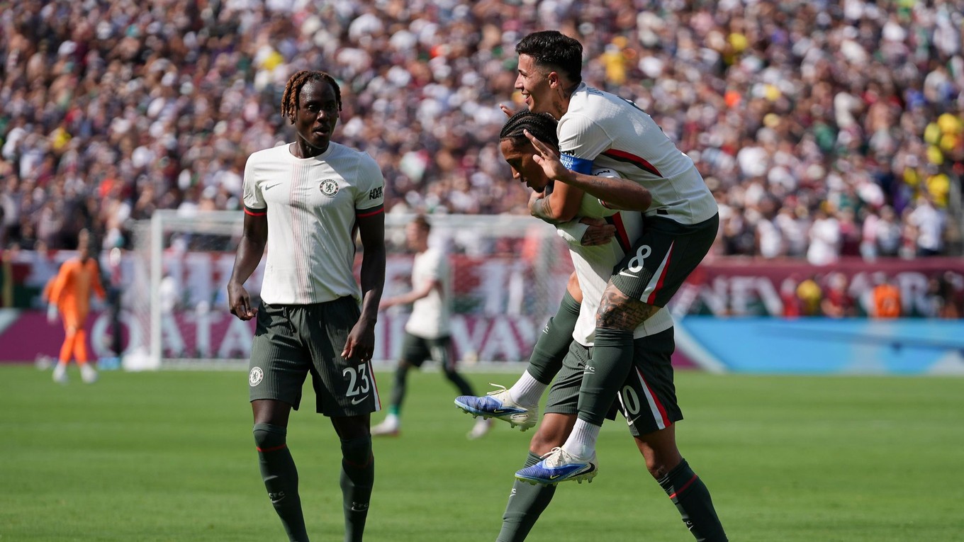 Joao Pedro, Enzo Fernandéz (hore) a Trevoh Chalobah (vľavo) po góle v zápase Fluminense - Chelsea FC v semifinále MS klubov FIFA 2025.