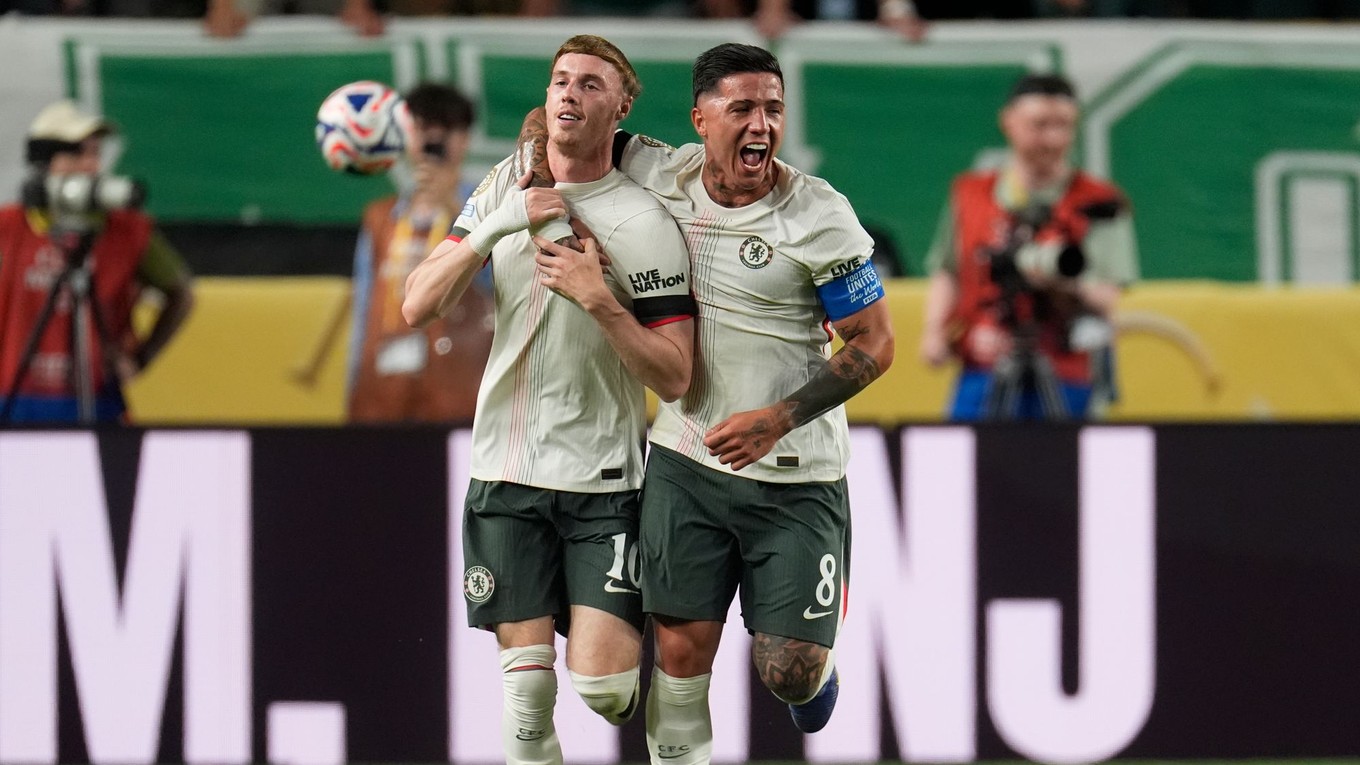 Cole Palmer a Enzo Fernandez sa radujú z gólu.