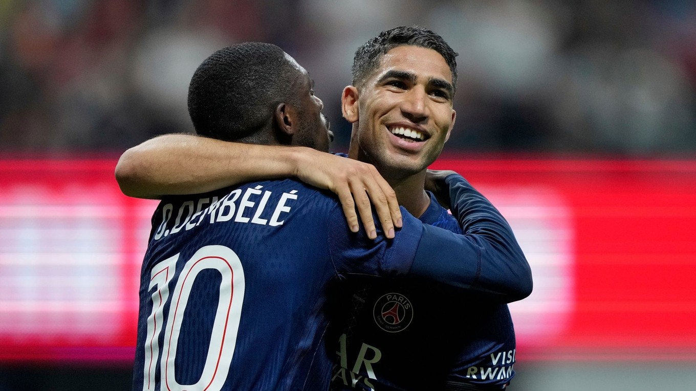 Futbalisti PSG Ousmane Dembélé a Achraf Hakimi sa radujú z gólu na MS klubov.
