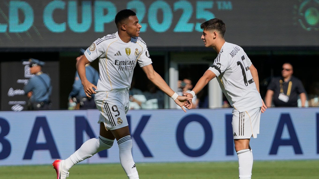 Kylian Mbappé spolu so spoluhráčom Ardom Gulerom. 