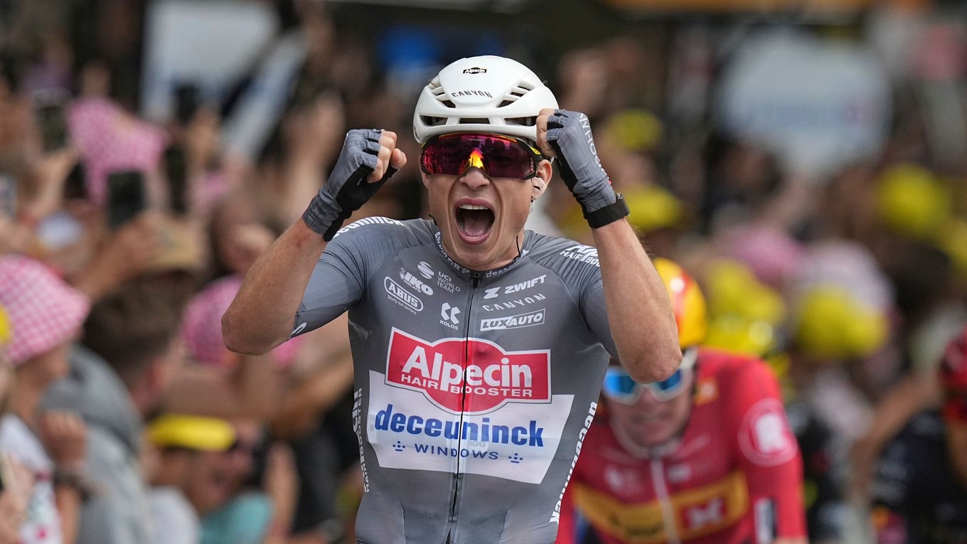 Jasper Philipsen oslavuje víťazstvo v 1. etape Tour de France 2025.