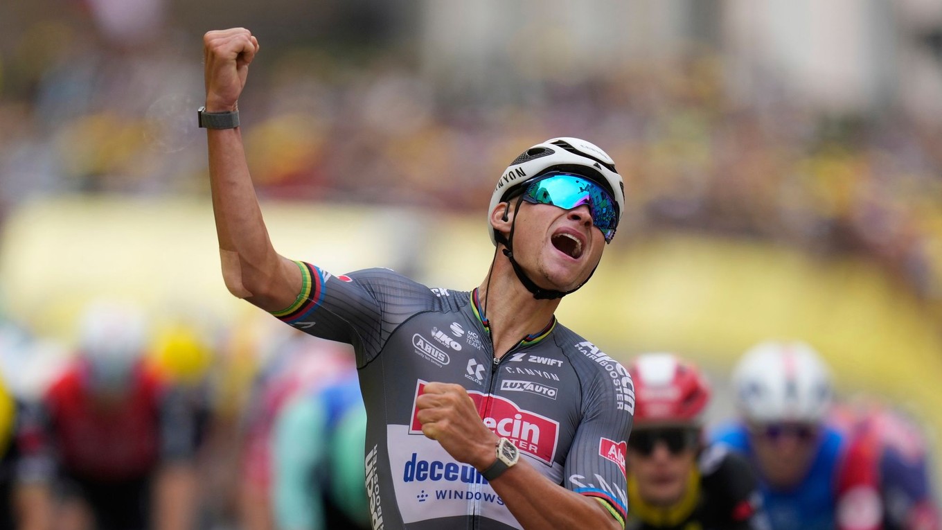 Mathieu van der Poel oslavuje víťazstvo v 2. etape Tour de France 2025.