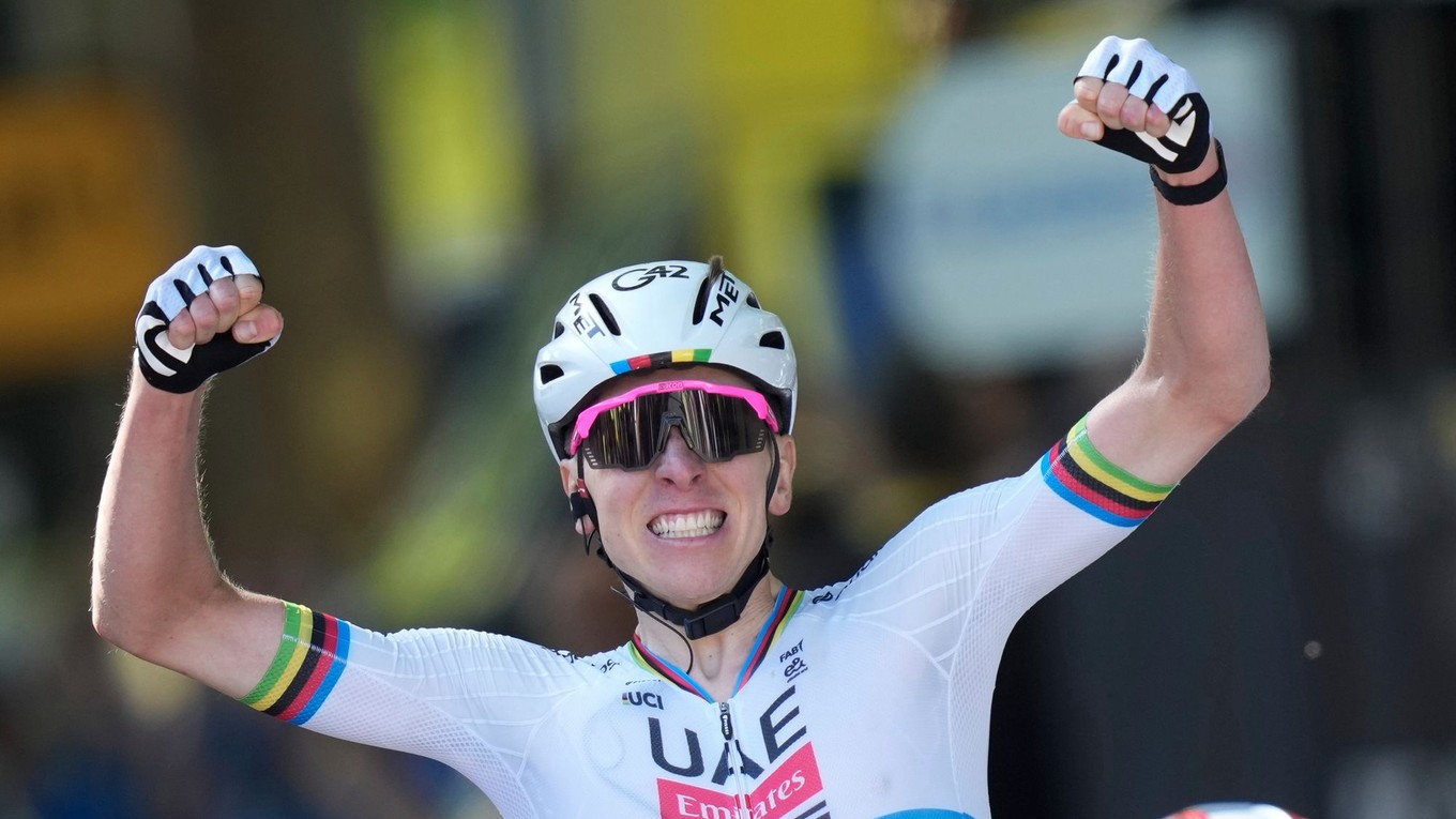Tadej Pogačar oslavuje triumf v 4. etapy Tour de France.