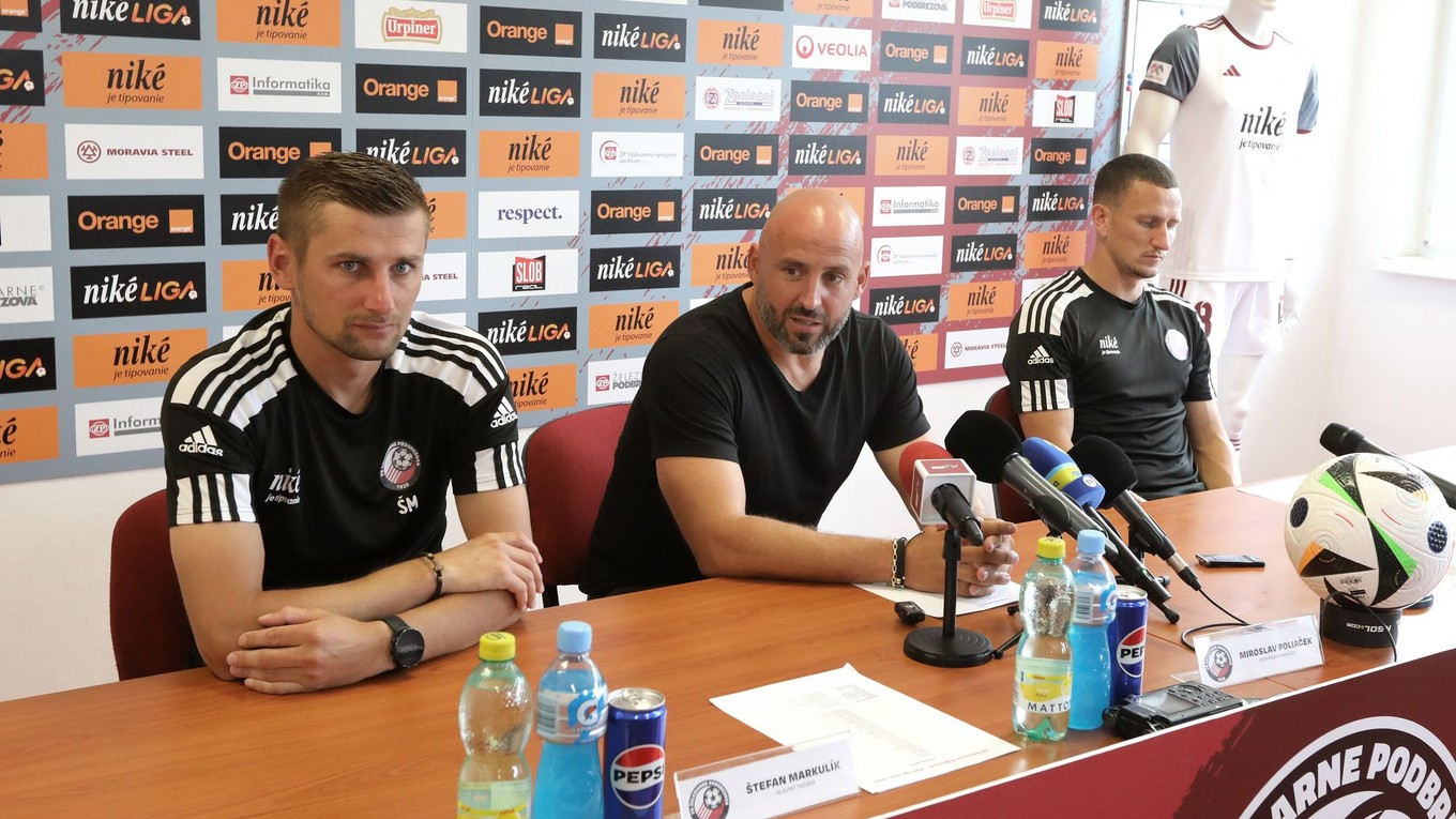 zľava hlavný tréner Štefan Markulík, generálny manažér FK ŽP Miroslav Poliaček a kapitán mužstva Samuel Štefánik pred štartom novej sezóny