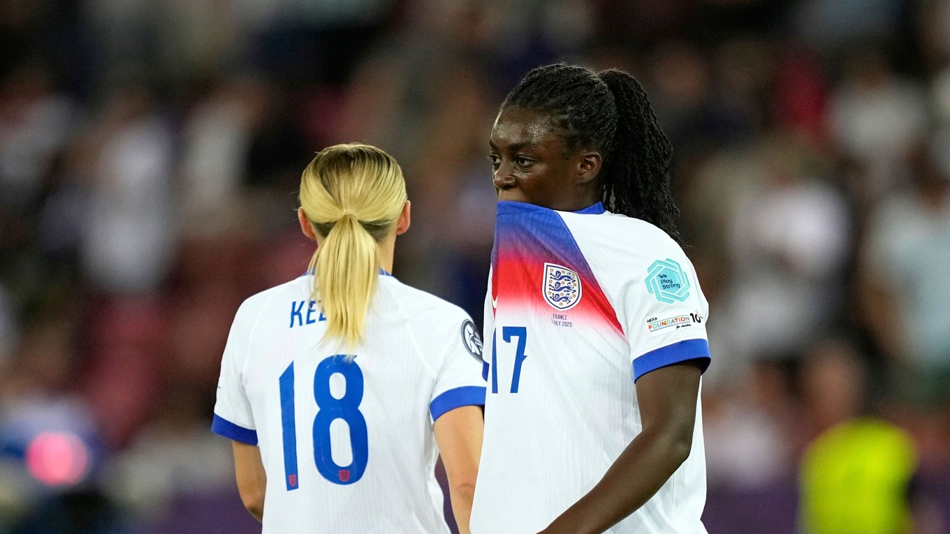 Sklamané futbalistky Anglicka po prehre s Francúzskom.