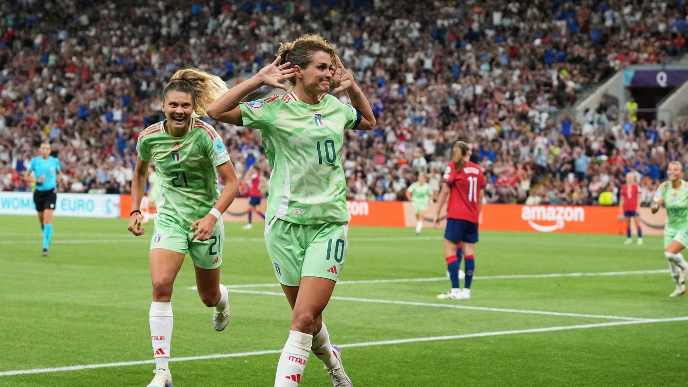 Cristiana Girelliová sa teší po strelenom góle v zápase Nórsko - Taliansko vo štvrťfinále ME vo futbale žien 2025.