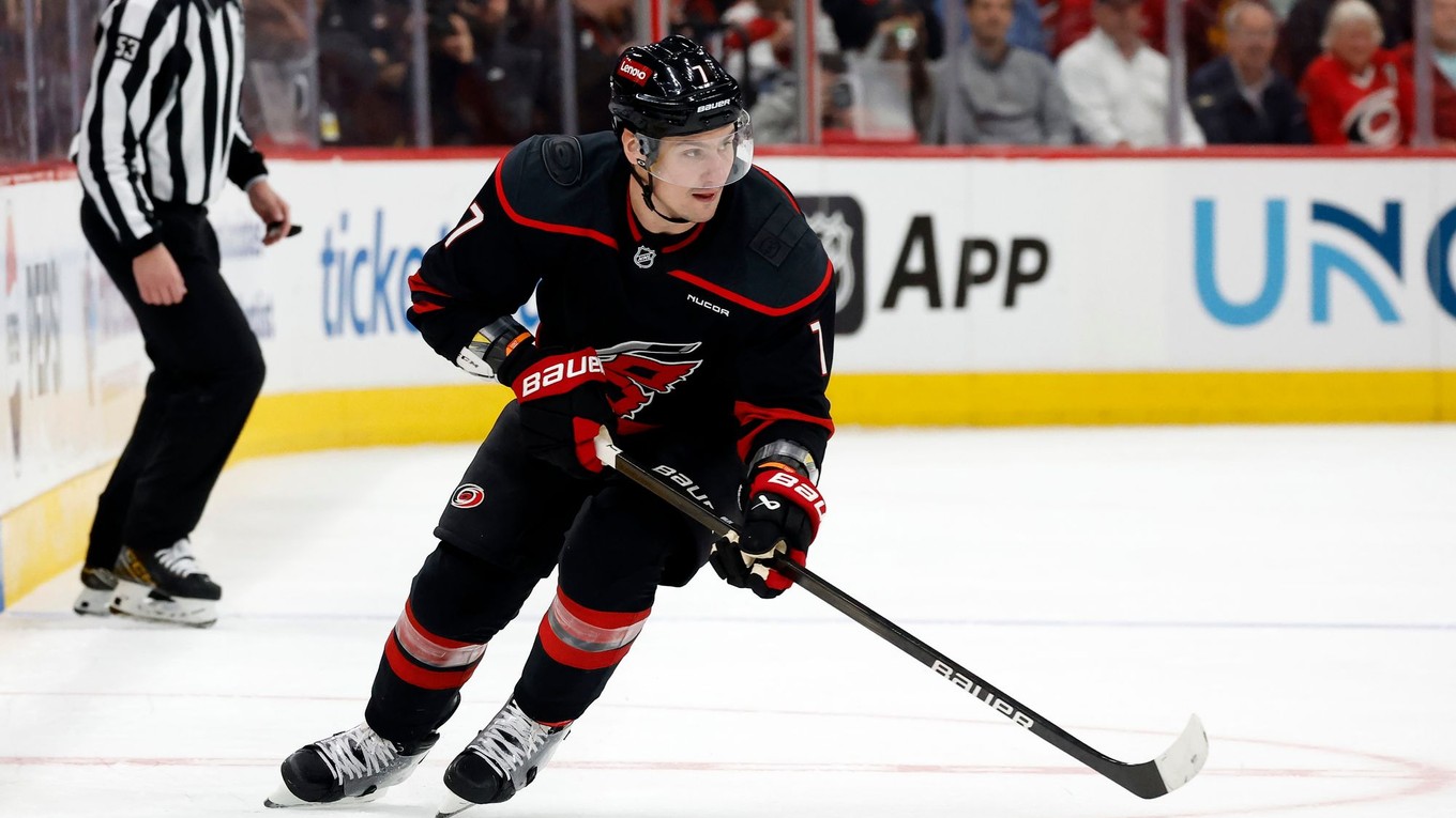 Ruský obranca Dmitry Orlov.