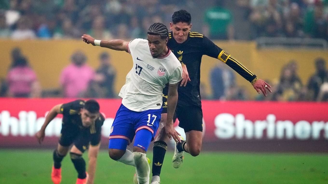 Malik Tillman v súboji s Edsonom Álvarezom vo finále Gold Cupu 2025 USA - Mexiko.