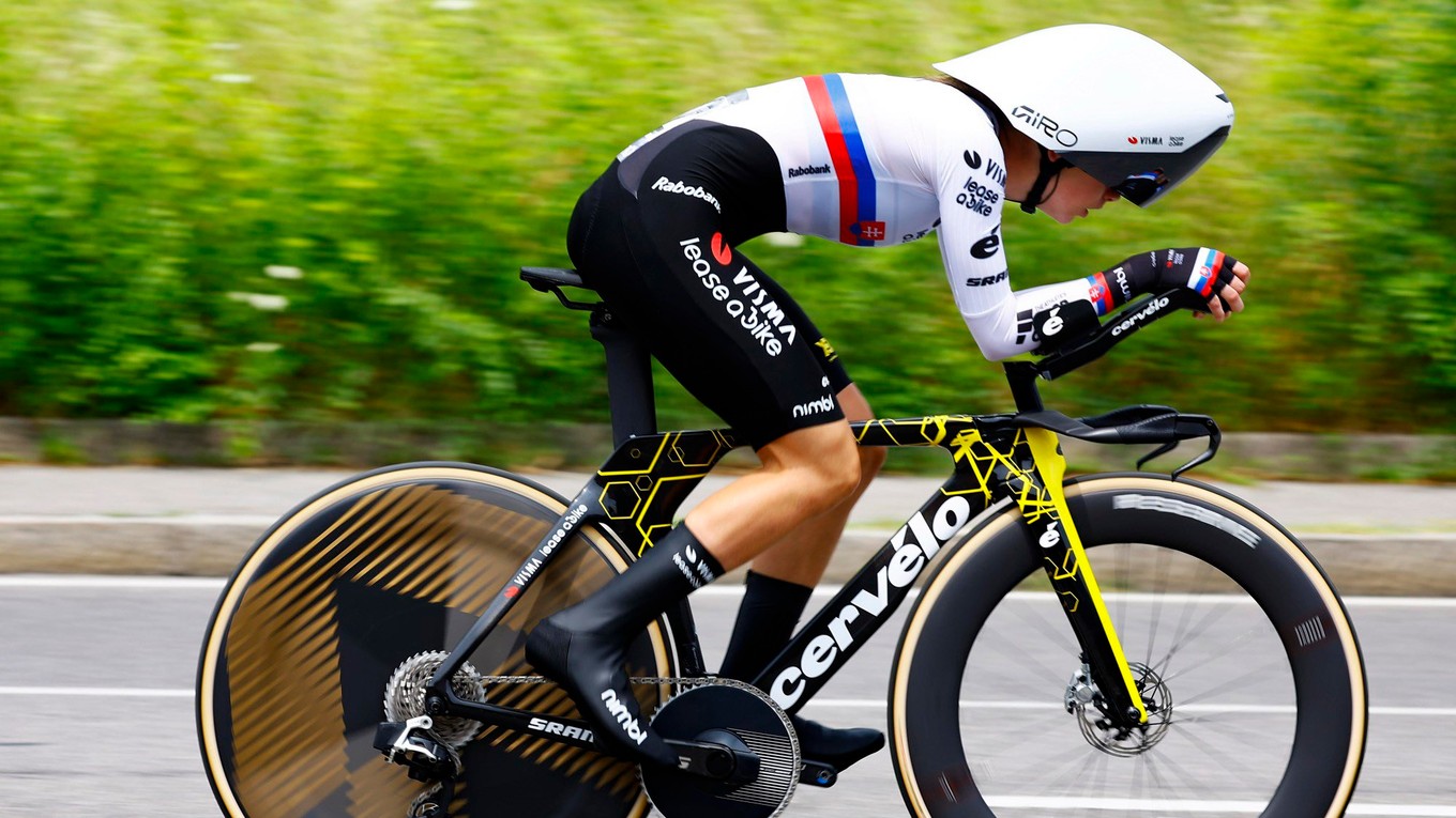Slovenská cyklistka Viktória Chladoňová počas časovky na Giro d'Italia Women 2025.