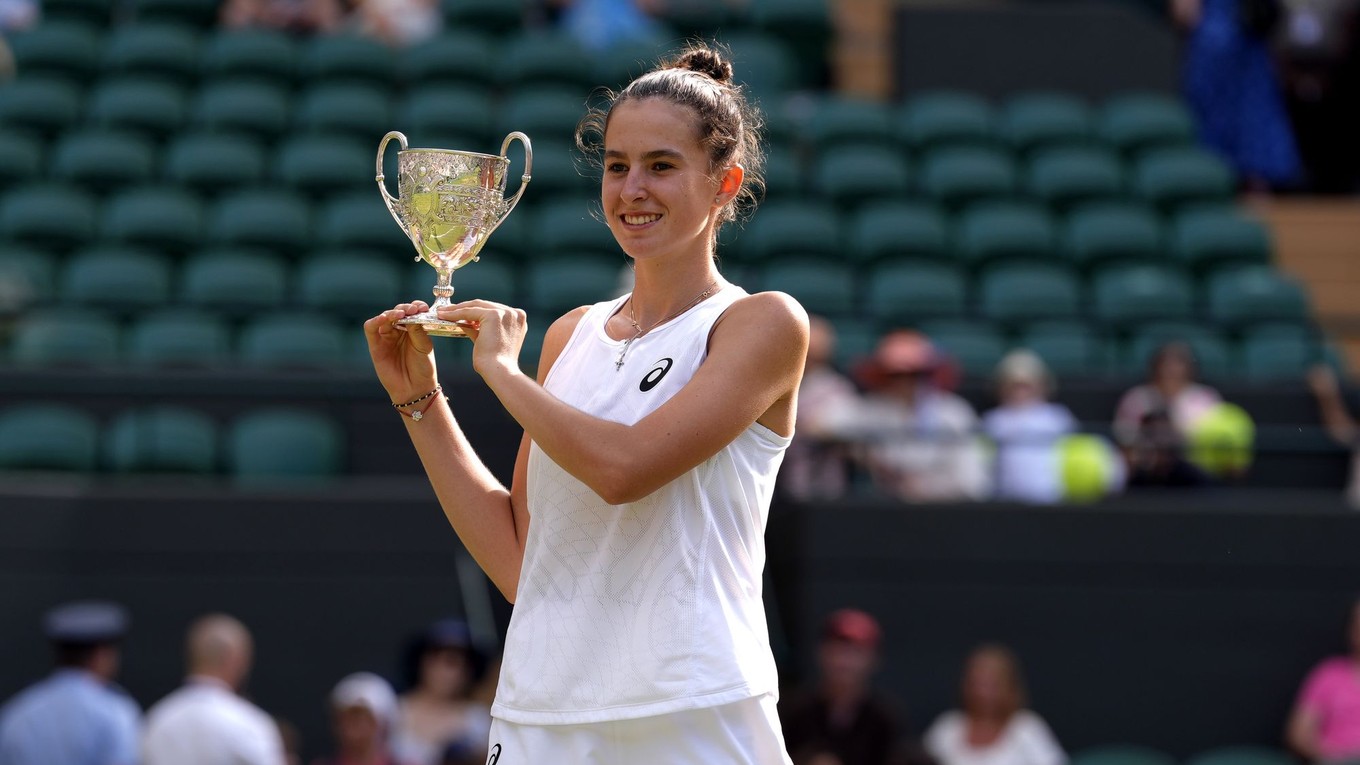 Mia Pohánková s trofejou po víťazstve vo finále juniorskej dvojhry na grandslamovom turnaji Wimbledon 2025.