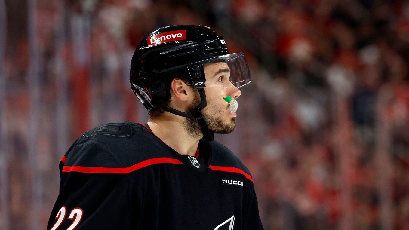 Logan Stankoven v drese Caroliny Hurricanes.