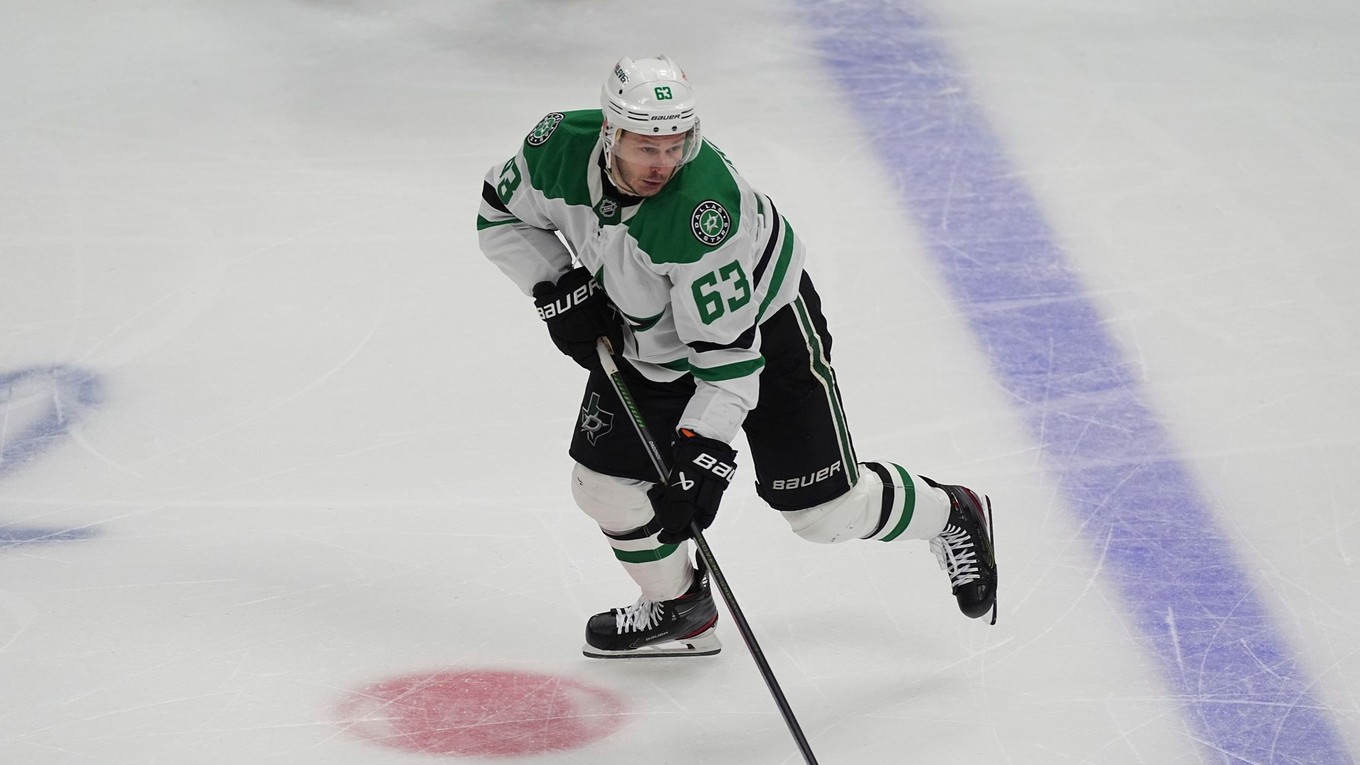 Ruský hokejista Jevgenij Dadonov.