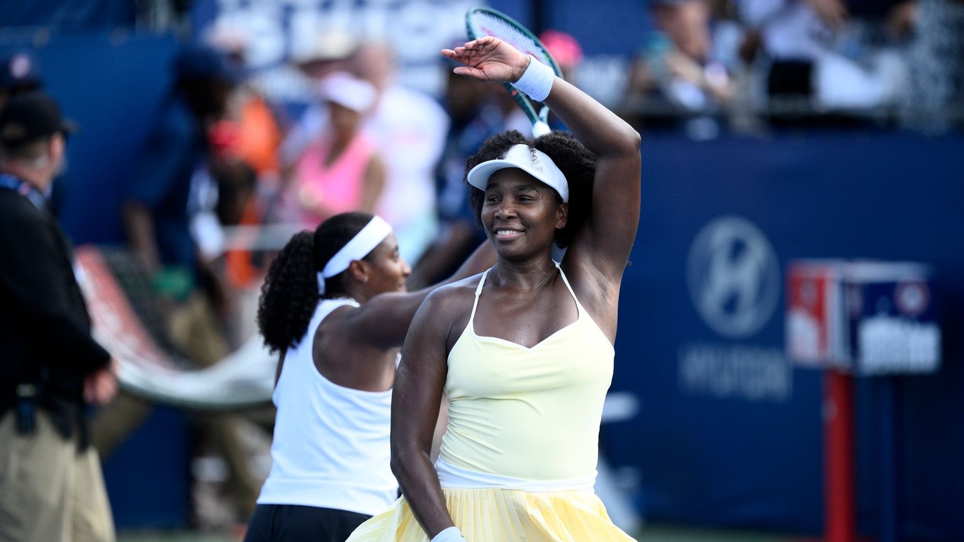 Americký deblový pár Venus Williamsová (vpredu) a Hailey Baptisteová.