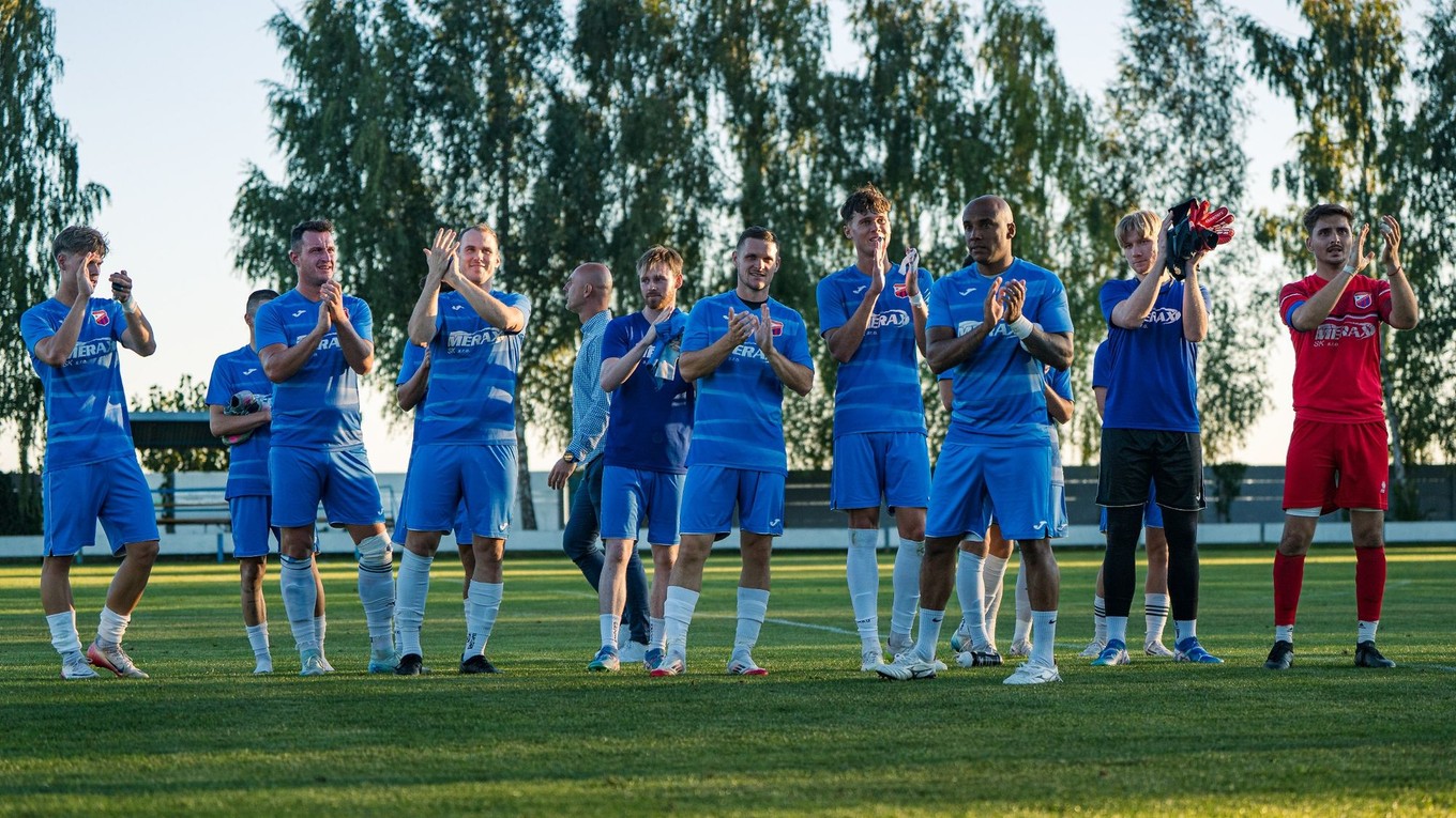 Hráči nováčika ŠK Kmeťovo oslavujú piatoligové víťazstvo.