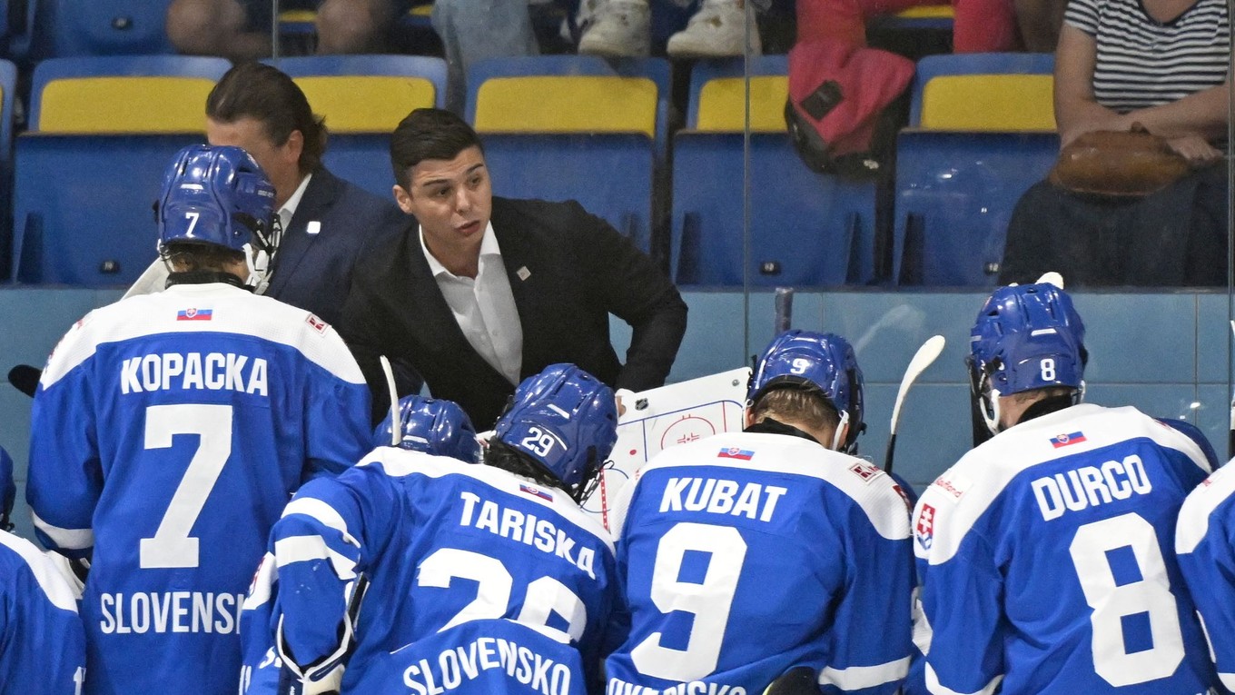 Tréner hokejistov do 18 rokov Martin Dendis.