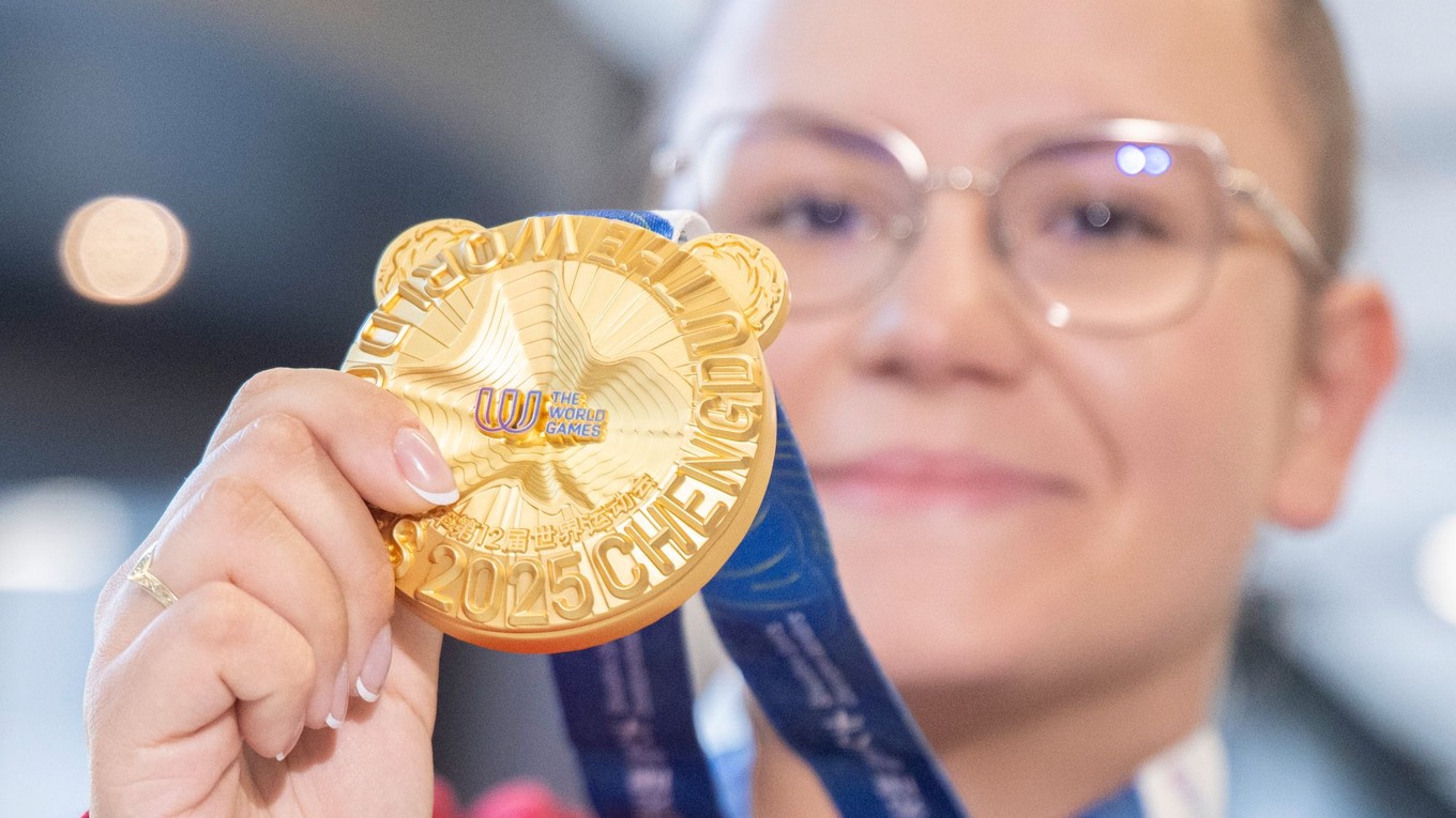 Denisa Baránková pózuje so zlatou medailou zo Svetových hier 2025.