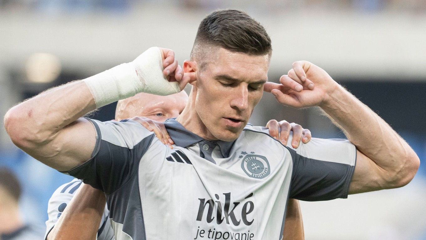 Hráč Slovana Danylo Ignatenko sa raduje z gólu
