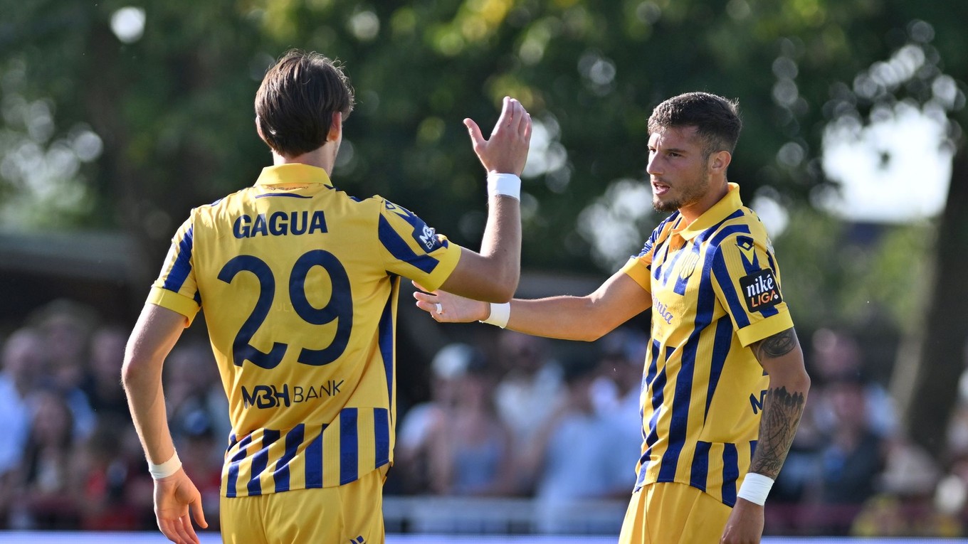 Na snímke sa tešia z gólu hráči DAC.