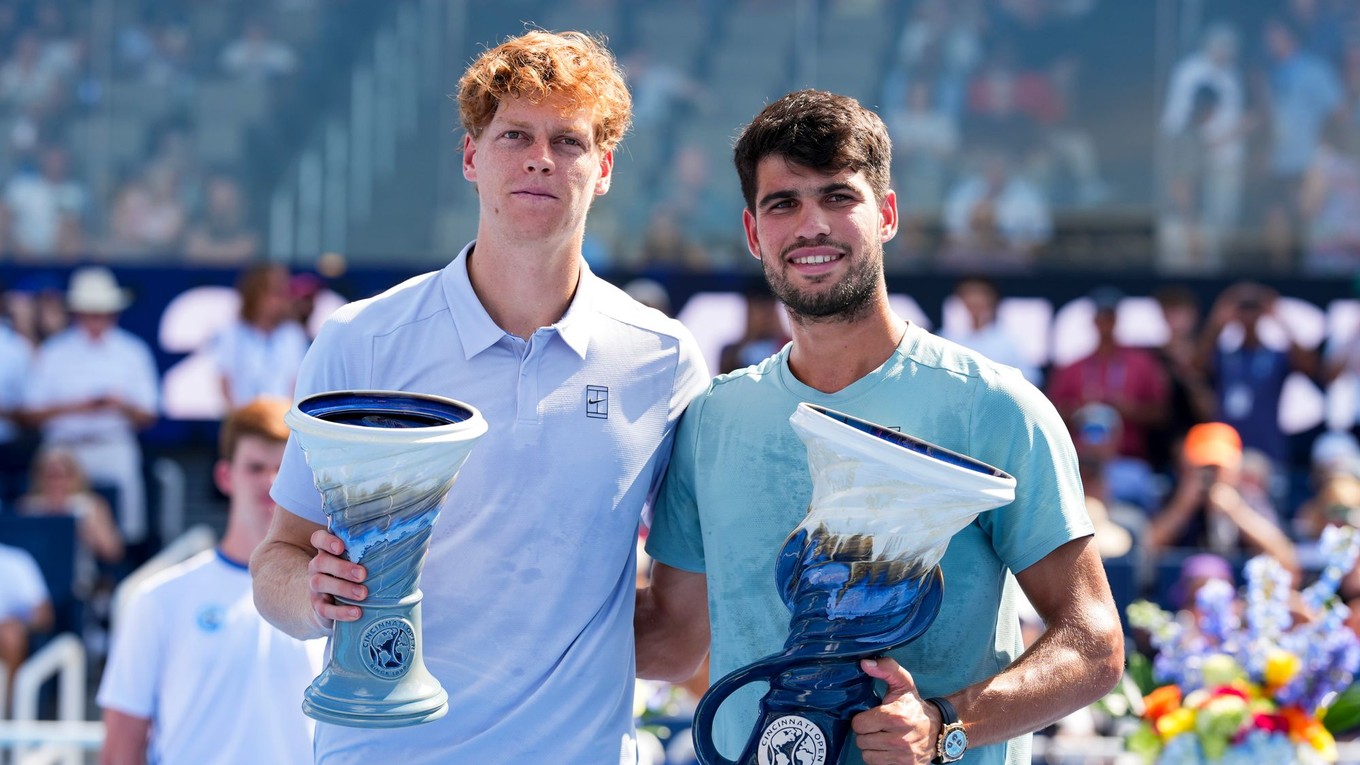 Jannik Sinner (vľavo) a Carlos Alcaraz, archívna snímka.