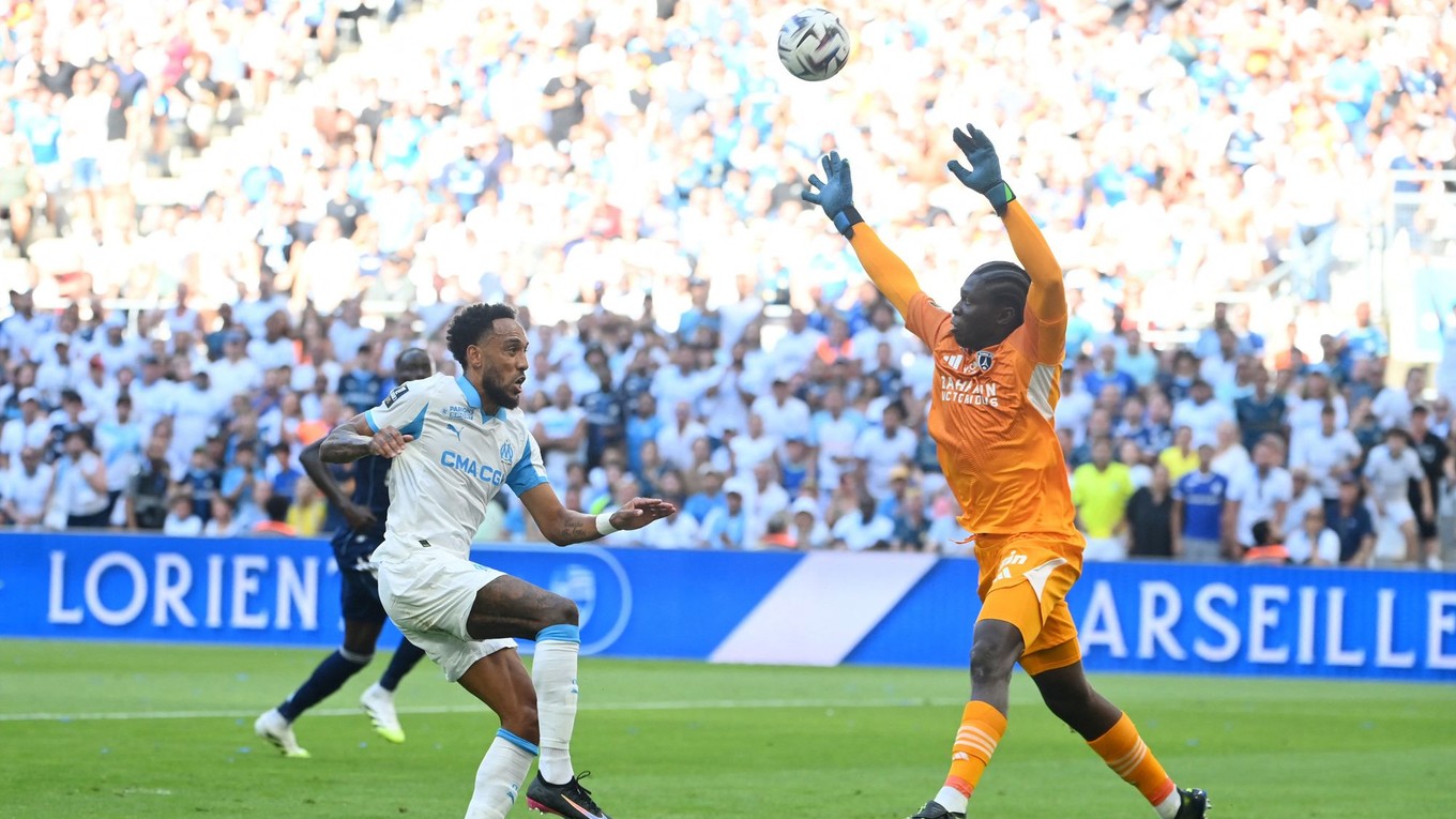 Pierre-Emerick Aubameyang strieľa gól v zápase Olympique Marseille - FC Paríž. 