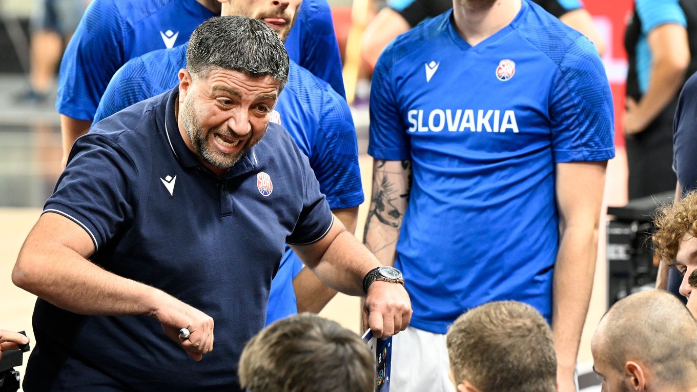 Na snímke vľavo tréner slovenskej mužskej reprezentácie Oliver Vidin (Ilustračná foto).