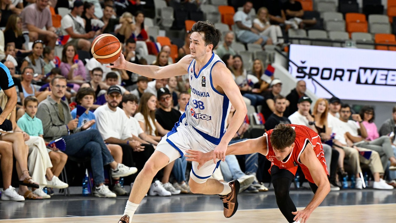 Vľavo Timotej Malovec (Slovensko) a vpravo Yuri Solca (Švajčiarsko) v stretnutí druhej fázy predkvalifikácie MS 2027.