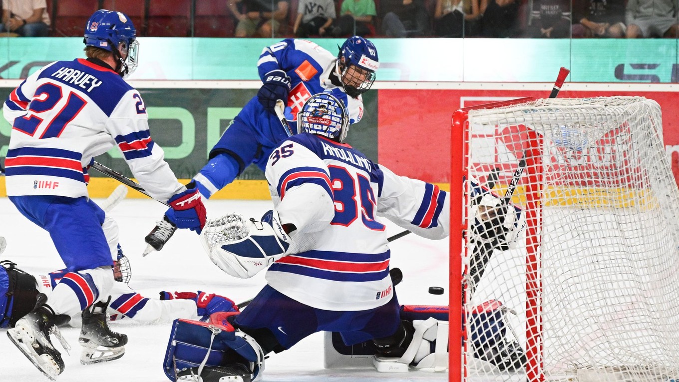 Vpravo brankár Brady Knowling (USA), ktorého prekonáva uprostred Oliver Ozogány (Slovensko).