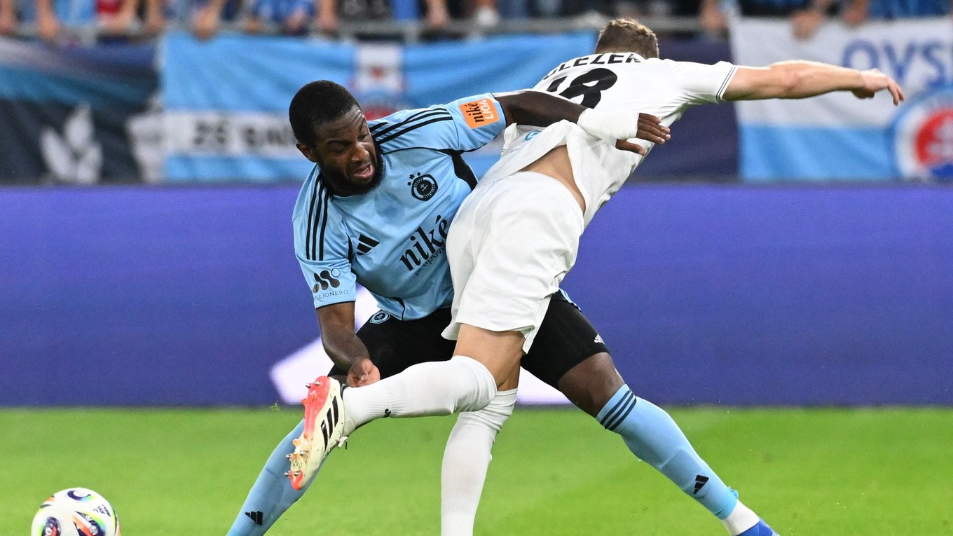 Sandro Cruz (Slovan) a Dan Glazer (Almaty) bojujú o loptu počas odvetného zápasu 3. predkola Ligy majstrov vo futbale ŠK Slovan Bratislava – Kajrat Almaty.