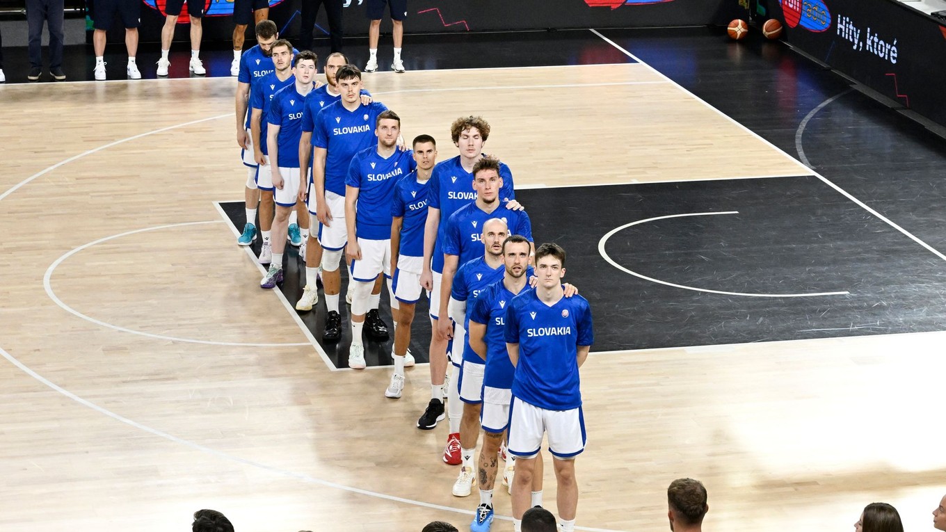 Na snímke slovenská basketbalová reprezentácia počas hymny.