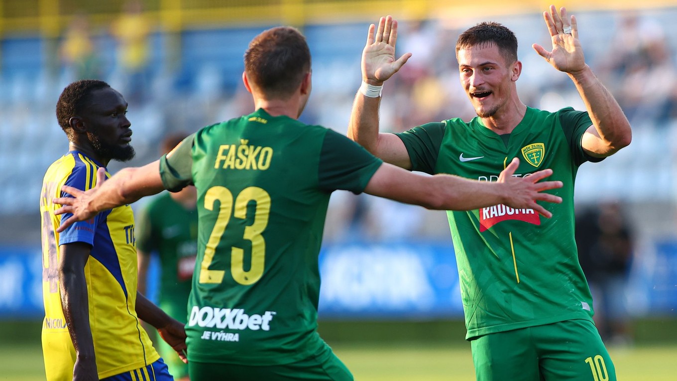 Futbalisti Žiliny Adrián Kaprálik a Michal Faško sa tešia z gólu v zápase proti Michalovciam. 