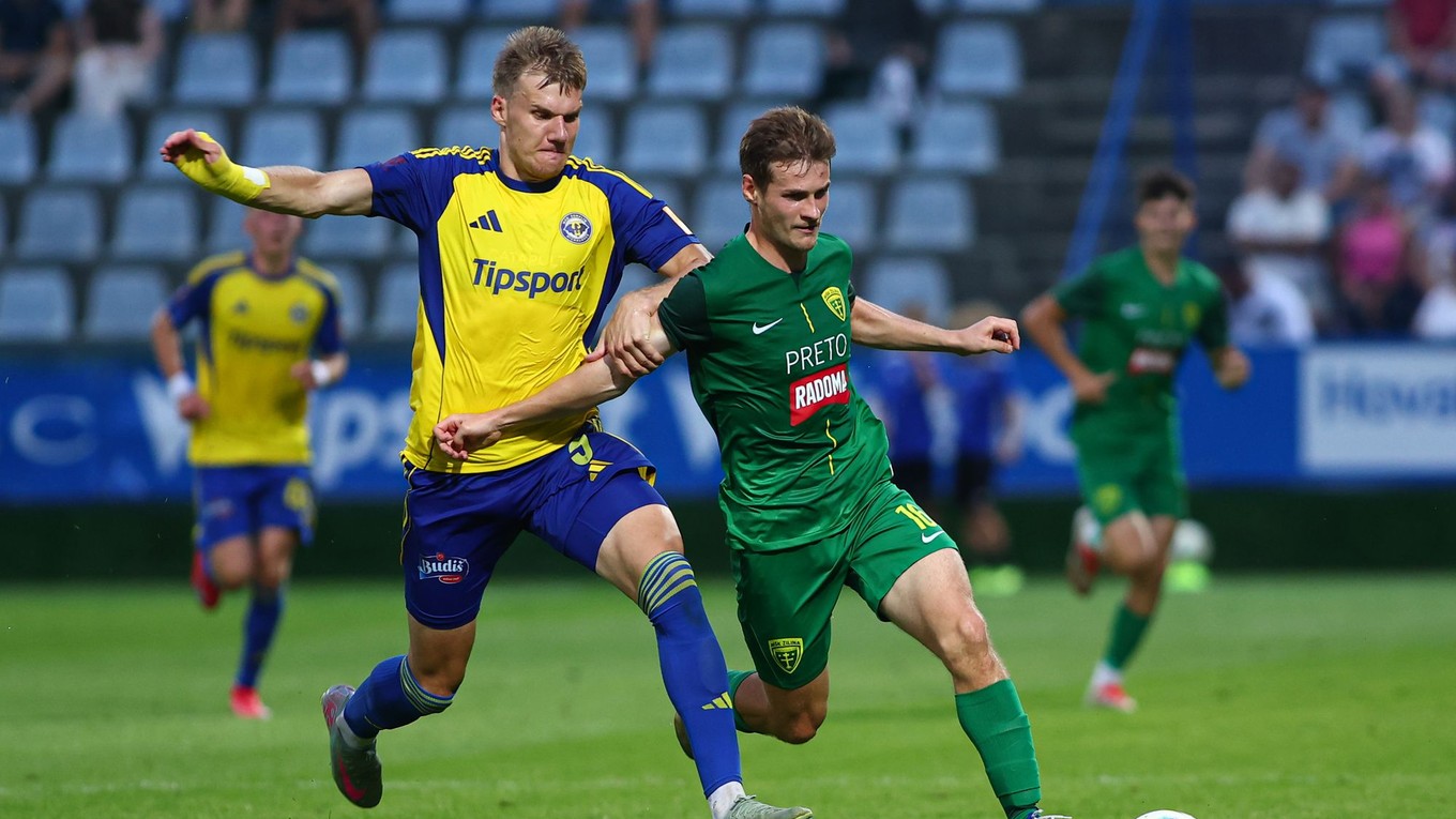 Patrik Iľko (Žilina) a Gytis Paulauskas (Michalovce) bojujú o loptu v zápase 3. kola futbalovej Niké ligy medzi MFK Zemplín Michalovce - MŠK Žilina.